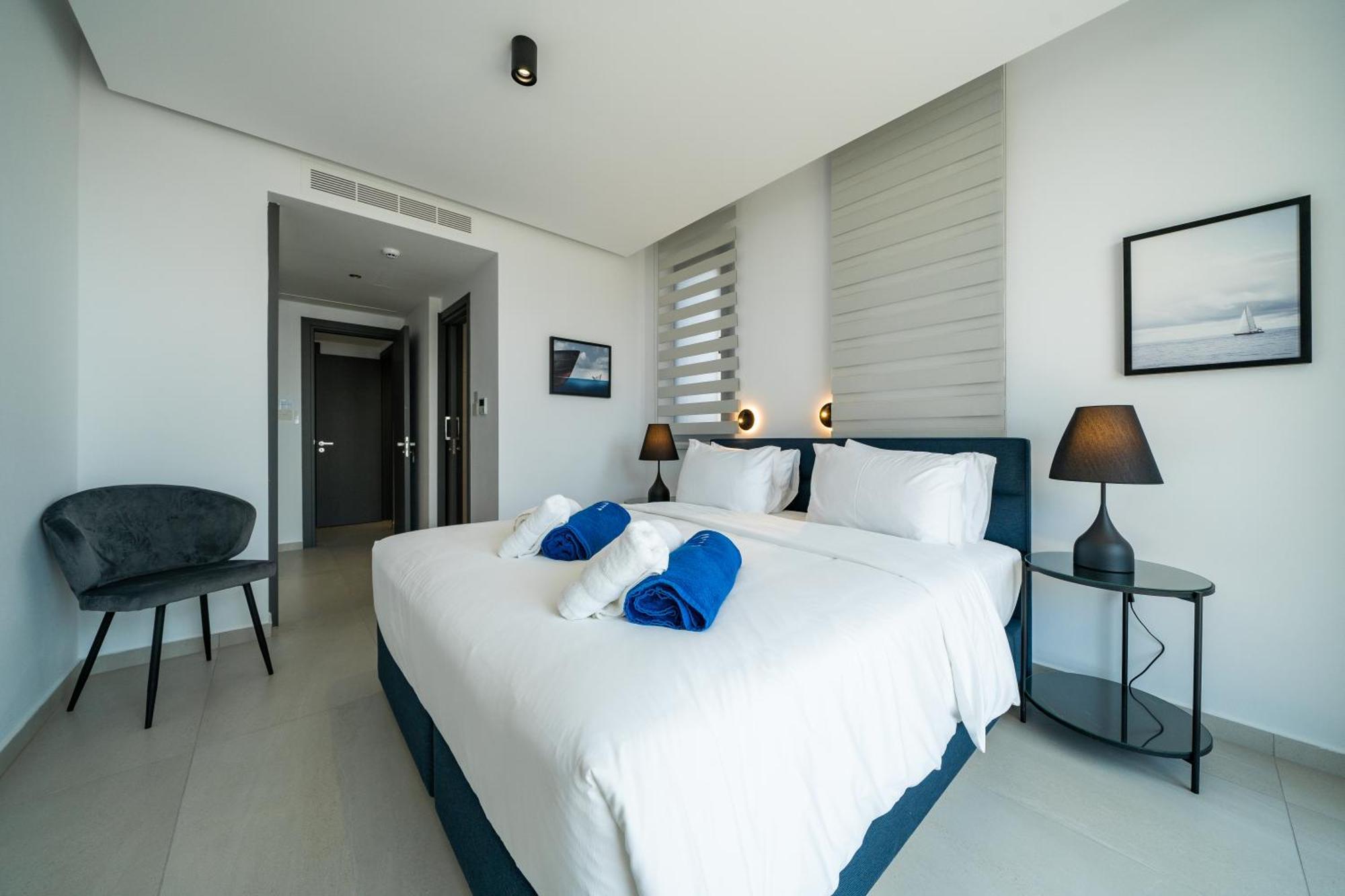 Waterside Sea View Apartments 파포스 객실 사진