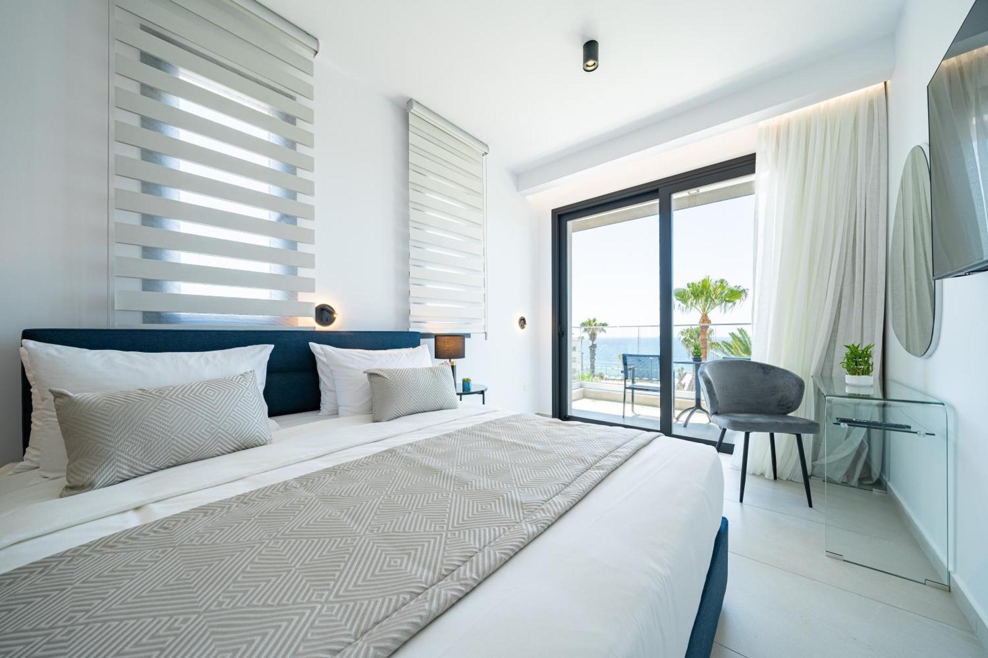 Waterside Sea View Apartments 파포스 객실 사진