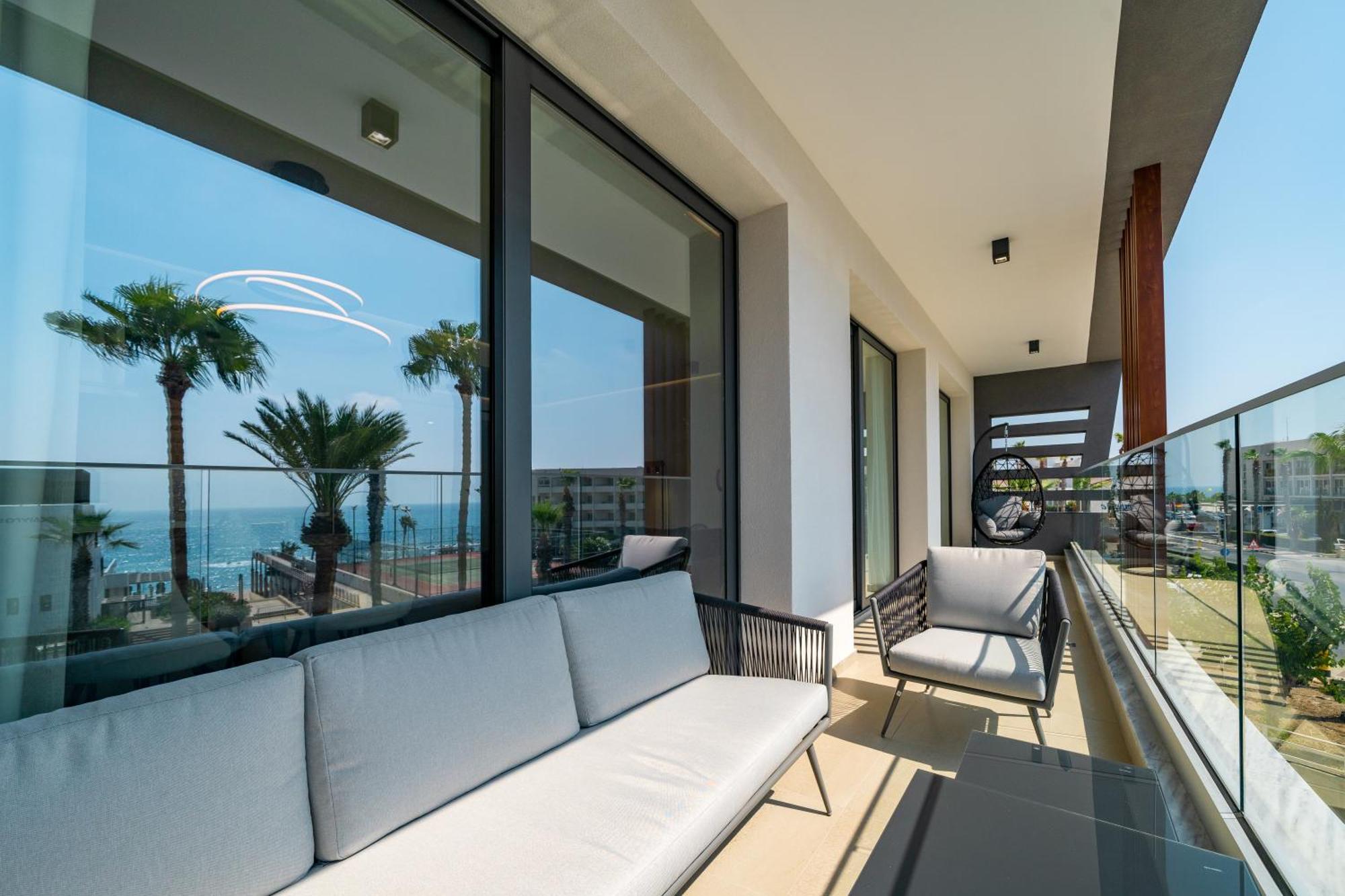 Waterside Sea View Apartments 파포스 객실 사진