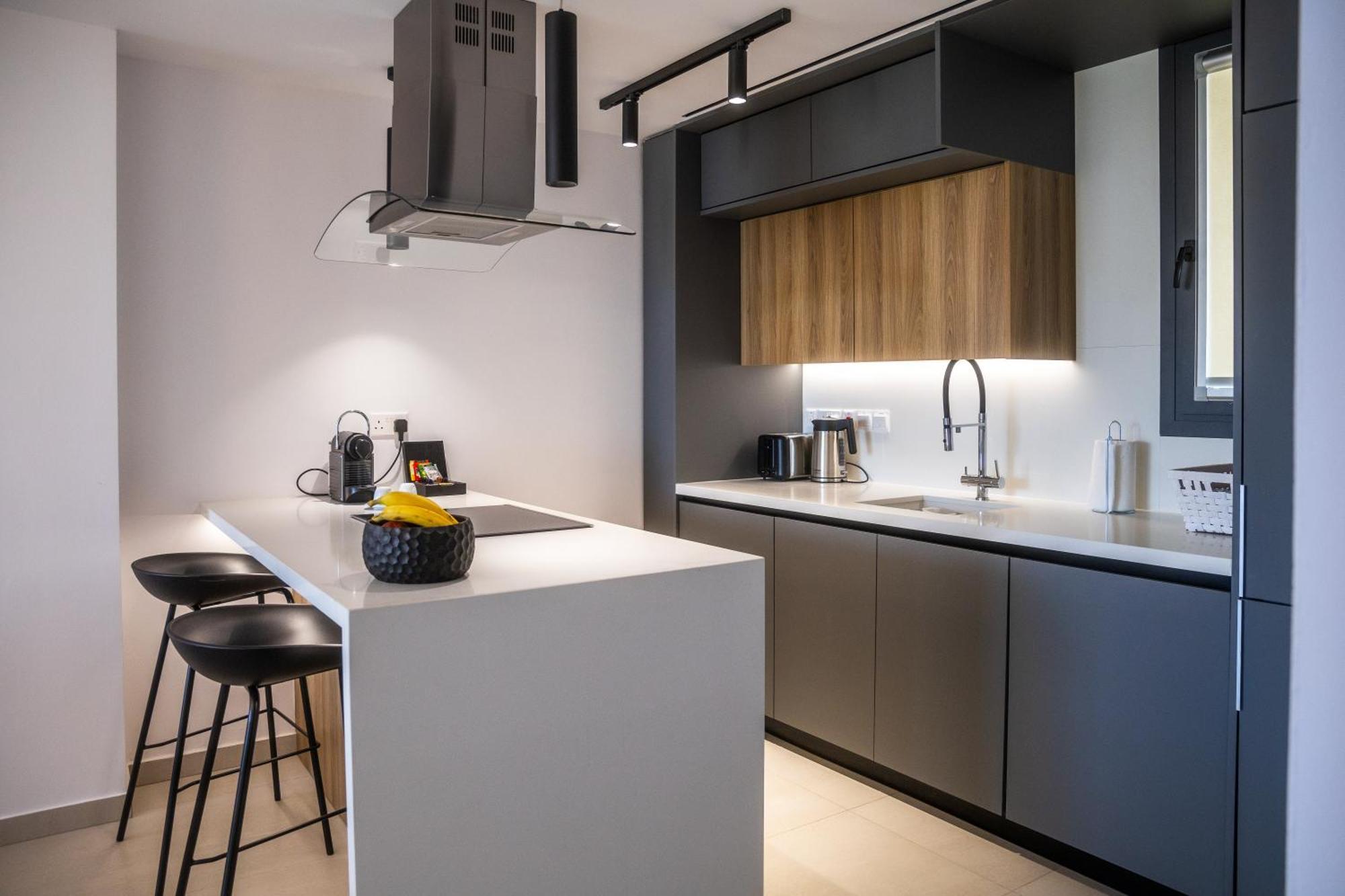 Waterside Sea View Apartments 파포스 외부 사진
